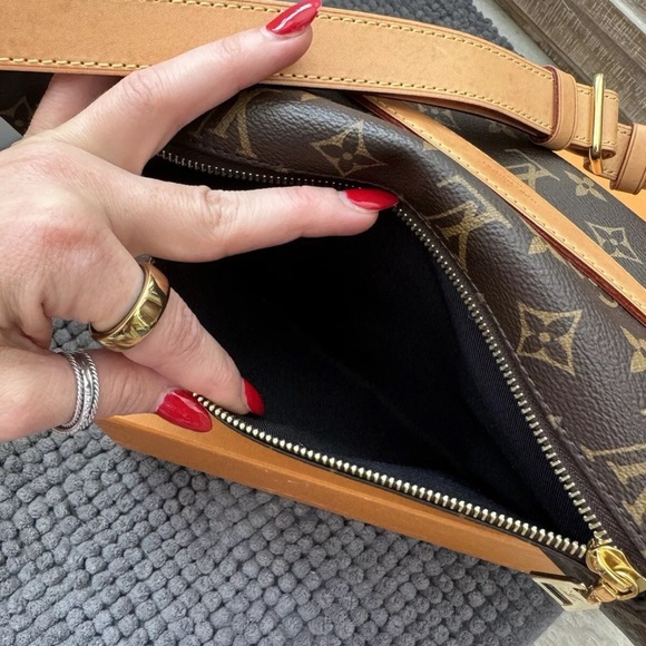 Louis Vuitton Discontinued Monogram Bumbag - Picture 11 of 12